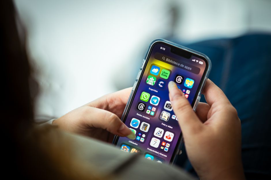 Fix: TabView Blur Behind Navigation Bar Turns Into a Hard Cut on iOS 26